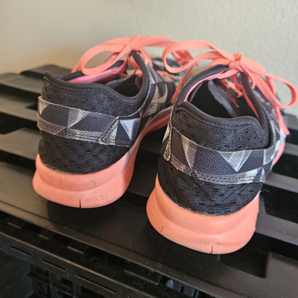 Nike Free TR Black Pink Sneakers size 8.5 U-2442 - Picture 8 of 14